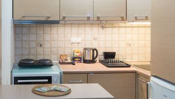 Apartamento superior (2) | Cozinha americana privada | Geladeira, fogão, cooktop, cafeteira/chaleira