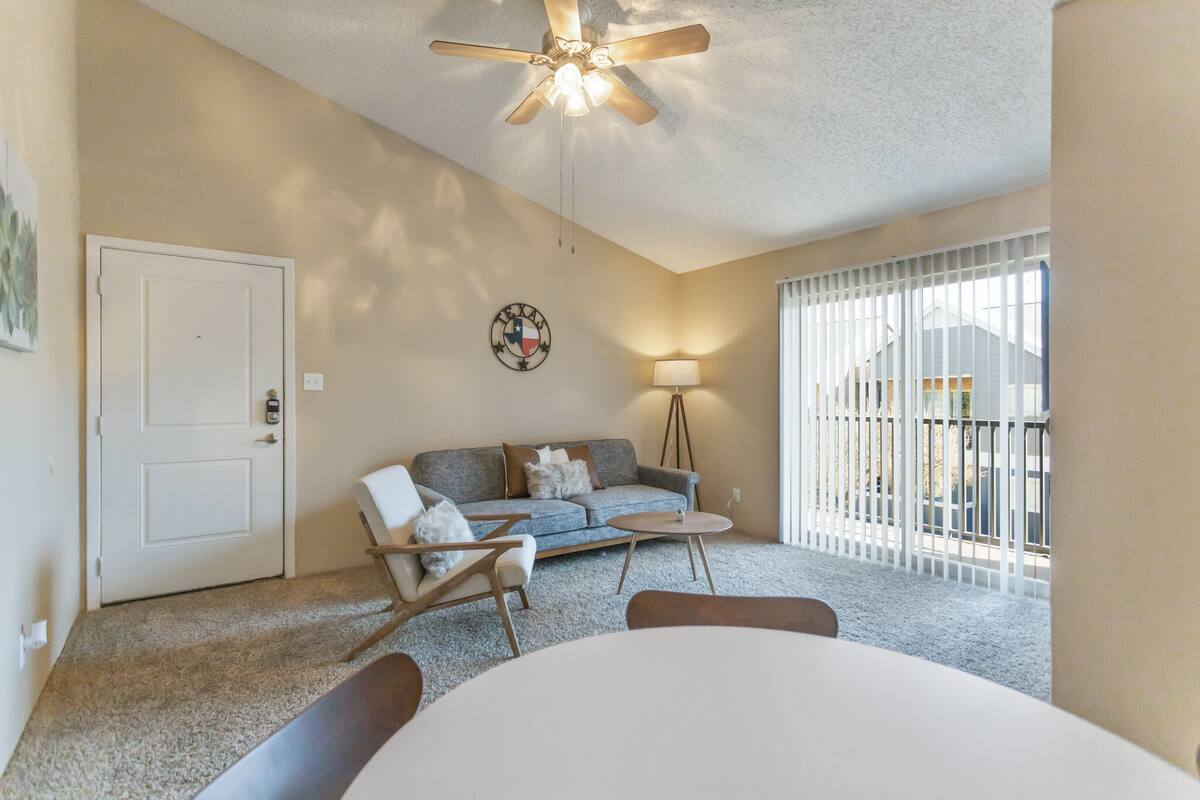 Deluxe Apartment, 1 Bedroom, Non Smoking | 1 bedroom, iron/ironing board, WiFi (free), individually decorated