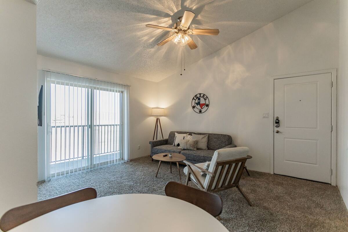 Deluxe Apartment, 1 Bedroom, Non Smoking | In-room dining