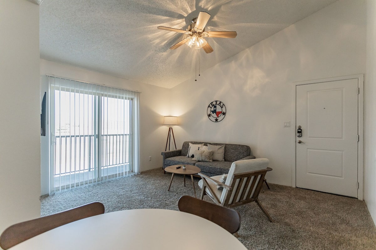 Deluxe Apartment, 1 Bedroom, Non Smoking | In-room dining