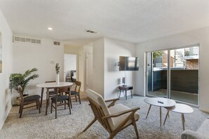 Apartemen Deluks, 1 kamar tidur, Bebas Asap Rokok | Makan di kamar