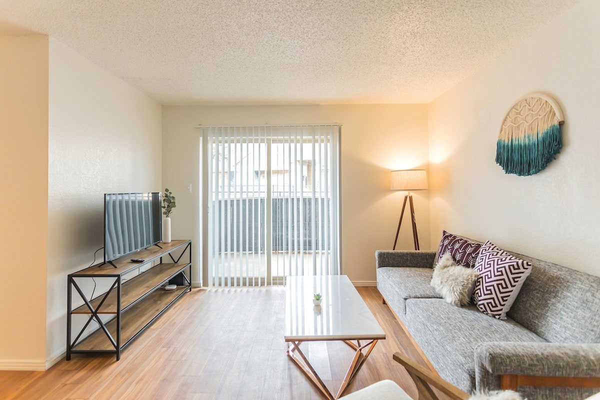 Deluxe Apartment, 1 Bedroom, Non Smoking | Living area | Flat-screen TV