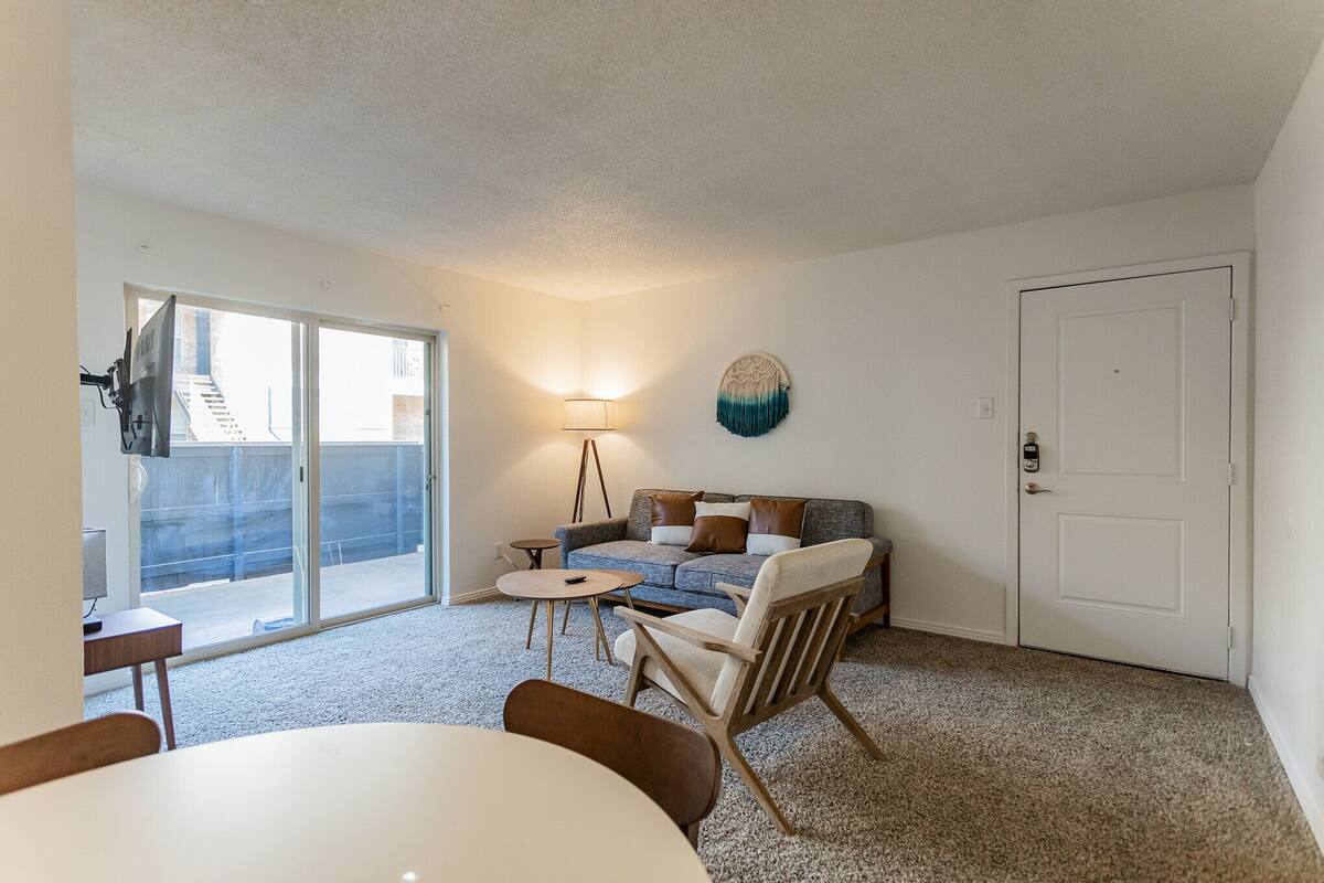 Deluxe Apartment, 1 Bedroom, Non Smoking | Living area | Flat-screen TV