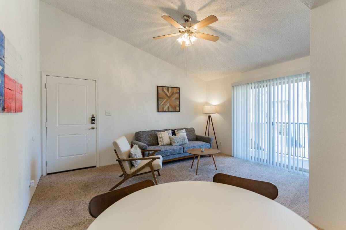 Deluxe Apartment, 1 Bedroom, Non Smoking | 1 bedroom, iron/ironing board, WiFi (free), individually decorated
