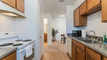 Deluxe Apartment, 1 Bedroom, Non Smoking | Private kitchen | Full-size fridge, microwave, oven, stovetop