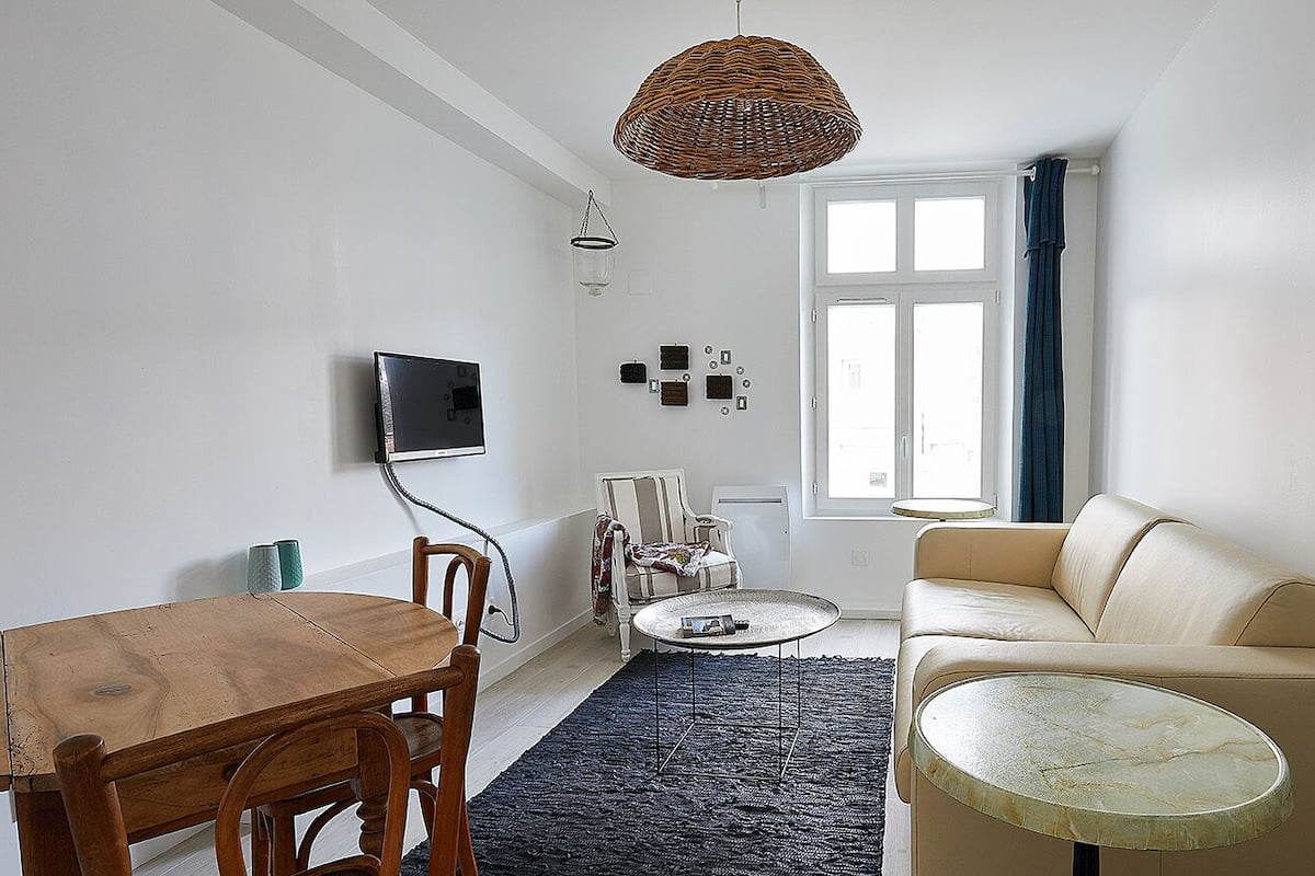 Comfort Apartment | Living room | Flat-screen TV