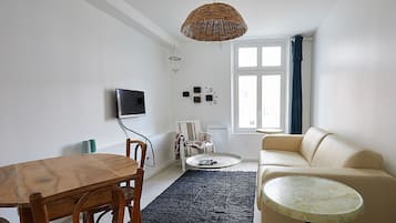 Appartement Confort | Salle de séjour | Télévision à écran plat