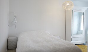 컴포트 아파트 | 고급 침구, 각각 다른 스타일의 인테리어, 각각 다르게 가구 비치, 책상