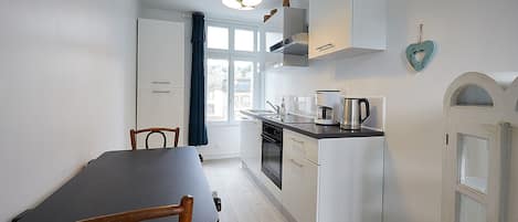 Apartamento conforto | Cozinha privada | Geladeira, micro-ondas, fogão, cooktop