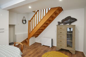 Maison Confort, 1 lit double et 1 canapé-lit, vue cour intérieure | Coin séjour