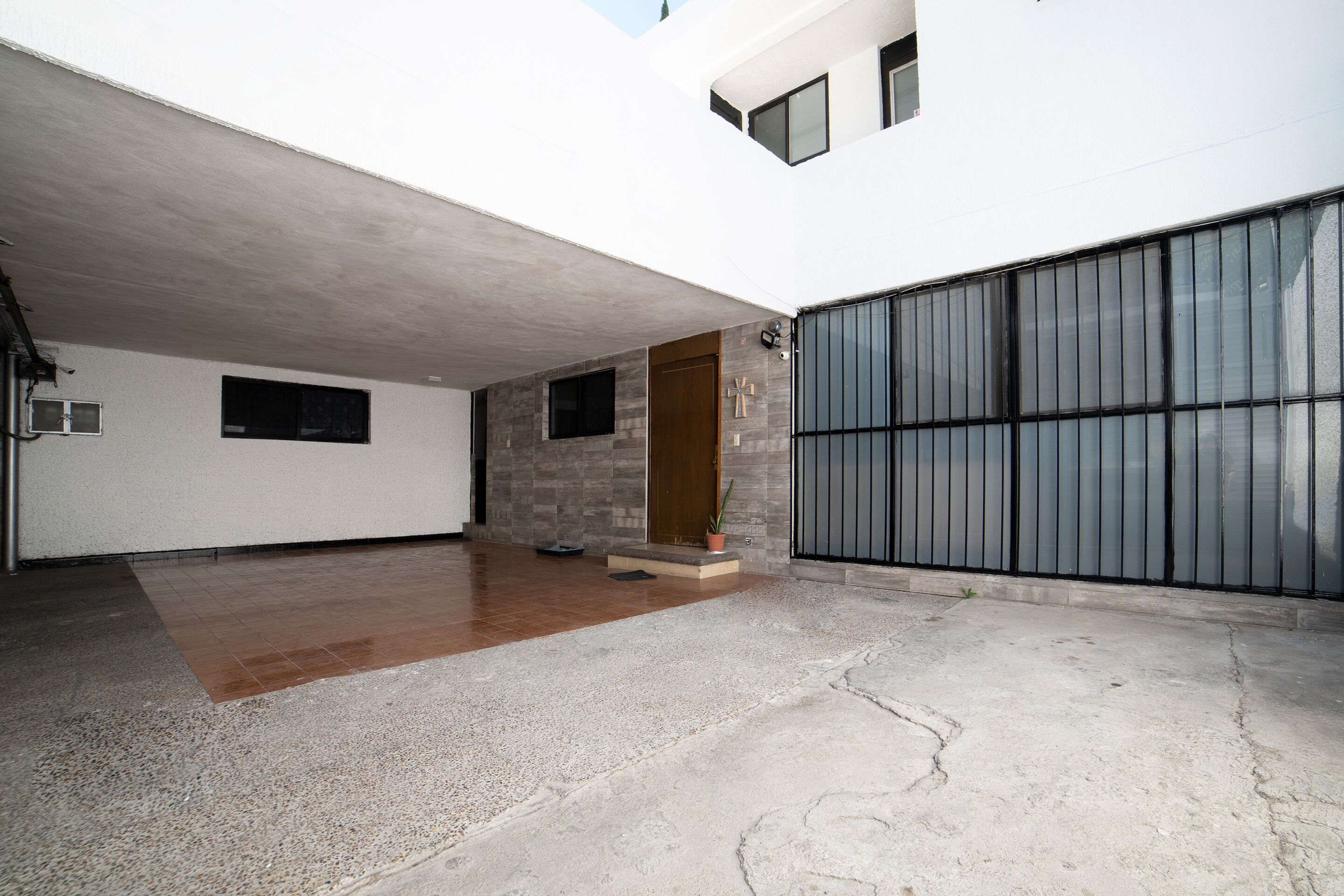 Pintu masuk properti