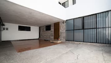 Pintu masuk properti