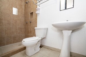 Standard Room, 2 Twin Beds | Bathroom | Shower, towels, soap, shampoo - Hotel Verdi (León)
