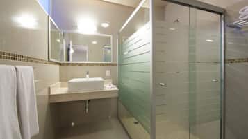 Shower, rainfall showerhead, free toiletries, towels