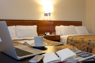 Escritorio, wifi gratis y ropa de cama 