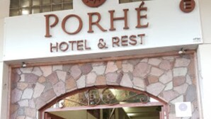 La entrada de un hotel con un arco de piedra y una escalera que conduce al interior.