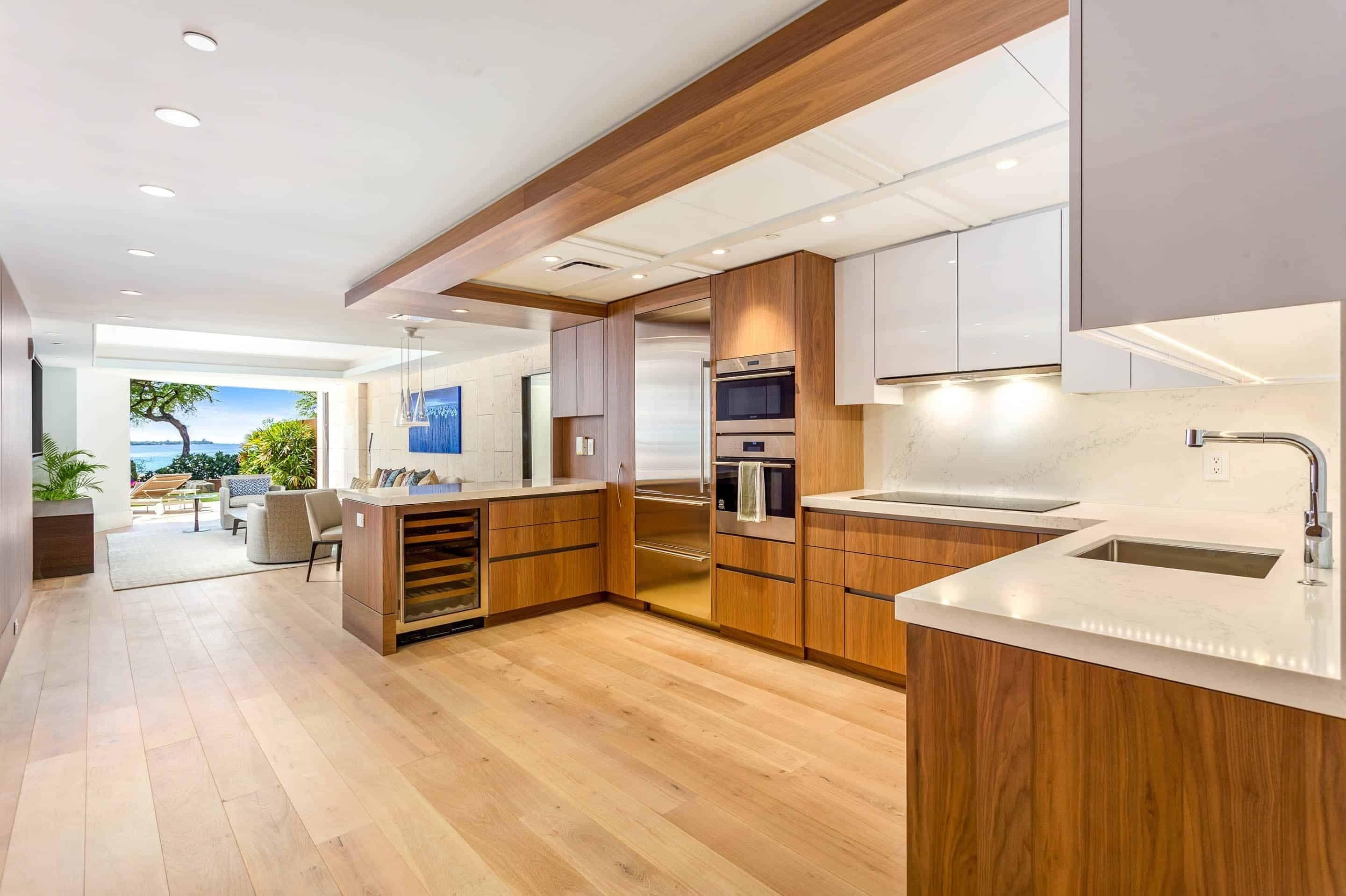 Una cocina moderna con armarios de madera, electrodomésticos de acero inoxidable y una isla grande.
