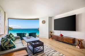 Deluxe Studio, Balcony, Beach View | Living area