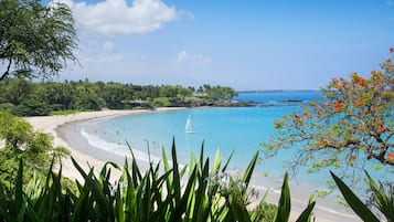 Sulla spiaggia, sabbia bianca, cabine (a pagamento), lettini da mare