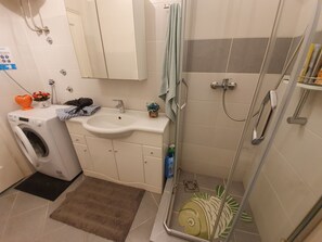 컴포트 아파트 | 욕실 | 샤워 시설, 무료 세면용품, 헤어드라이어, 타월