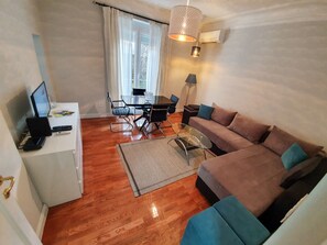 Lägenhet Comfort | 1 sovrum, arbetsyta för laptop, strykjärn/strykbräda och gratis wi-fi