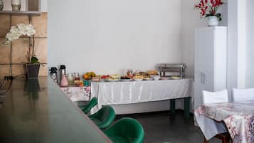 Café da manhã feito na hora gråtis todos os dias