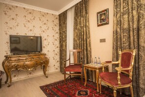 Egyptian cotton sheets, premium bedding, pillow-top beds, in-room safe - Museum Park (Baku)