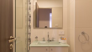 Bathroom - AT Aparts (Córdoba)