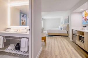 Ropa de cama hipoalergénica y caja de seguridad en la habitación 