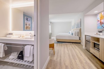 Hypo-allergenic bedding, in-room safe, desk, laptop workspace at Radisson Resort Miami Beach 