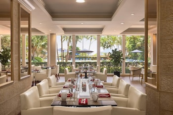 2 restaurants, breakfast, lunch, dinner served; American cuisine at Radisson Resort Miami Beach 