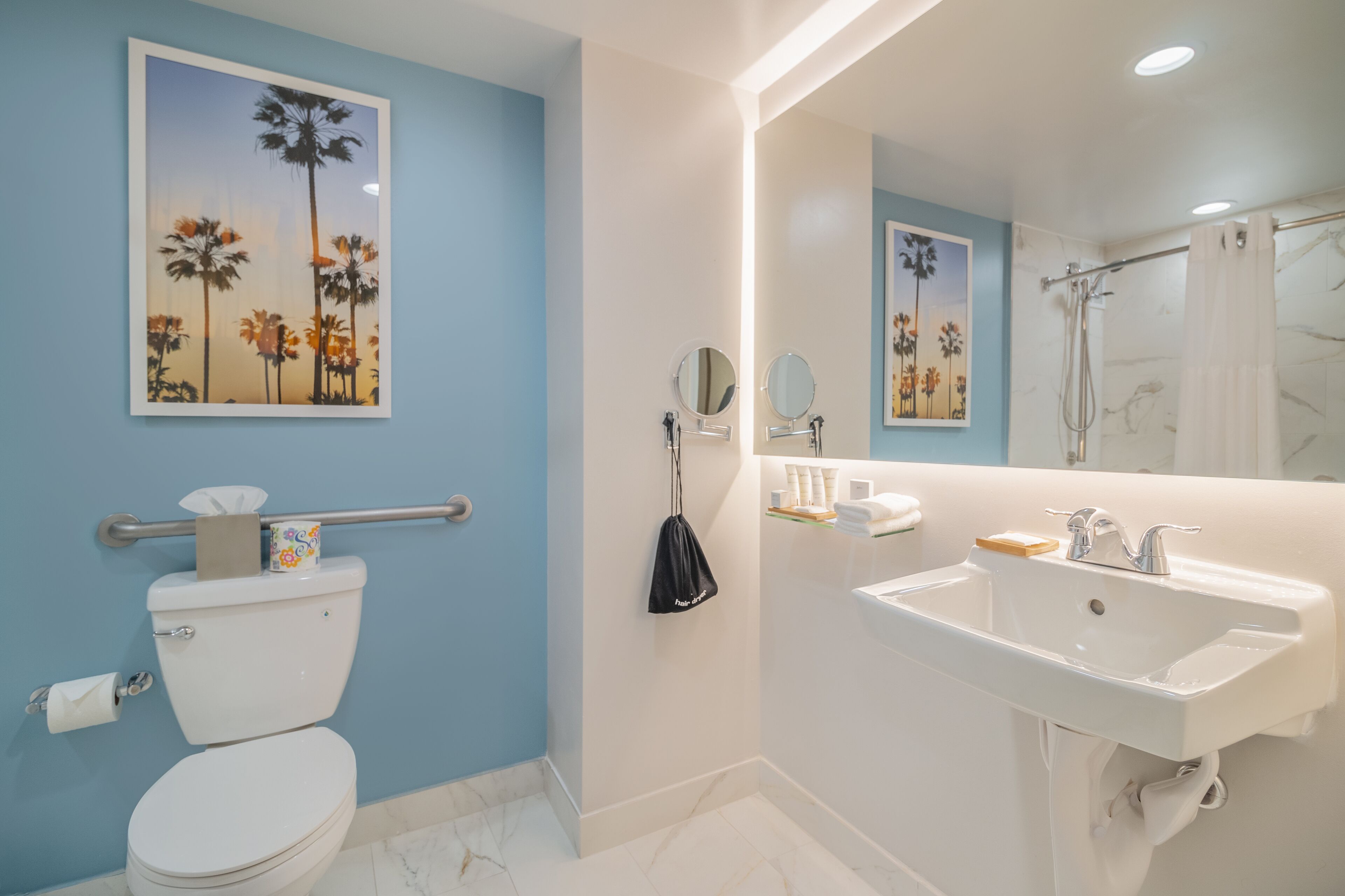 Un baño con inodoro, lavabo y ducha.