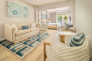 ملاءات للفراش لا تسبب الحساسية وخزنة داخل الغرفة ومكتب