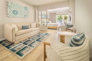 Hypo-allergenic bedding, in-room safe, desk, laptop workspace