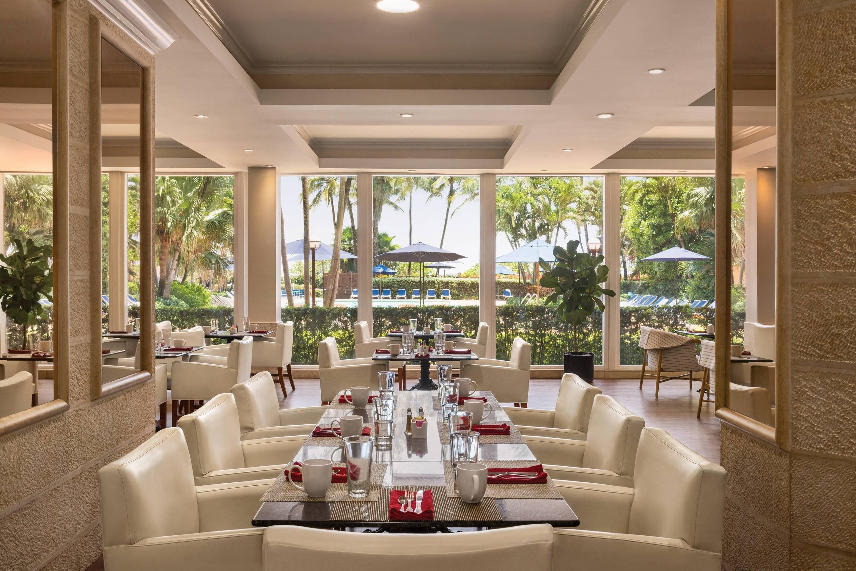 2 restaurants; ze serveren er ontbijt, lunch, diner en brunch 