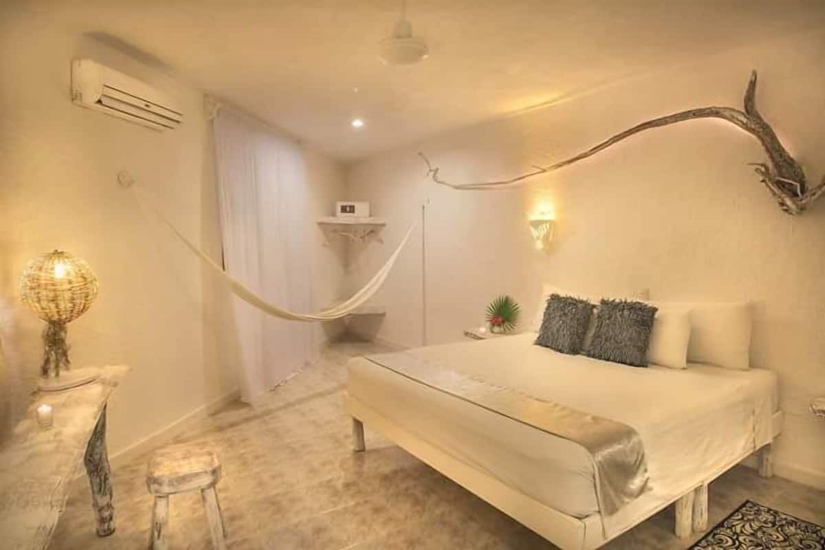 Junior Room | In-room safe, laptop workspace, blackout drapes, bed sheets