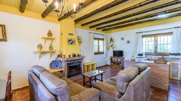 TV, fireplace - Las Gallinas Órgiva by Ruralidays (Granada)