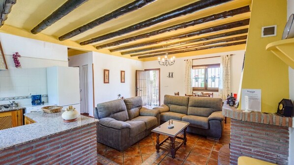 TV, fireplace - Las Gallinas Órgiva by Ruralidays (Granada)