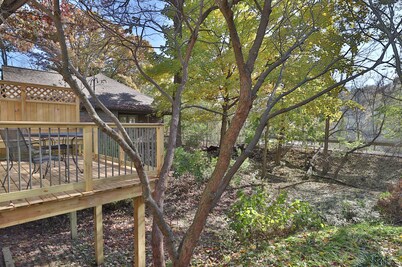 Peoria Heights Haven on the Trail- A Wooded Retreat Close to the Restaurants 