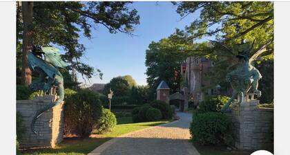 Peoria Heights Haven on the Trail- A Wooded Retreat Close to the Restaurants