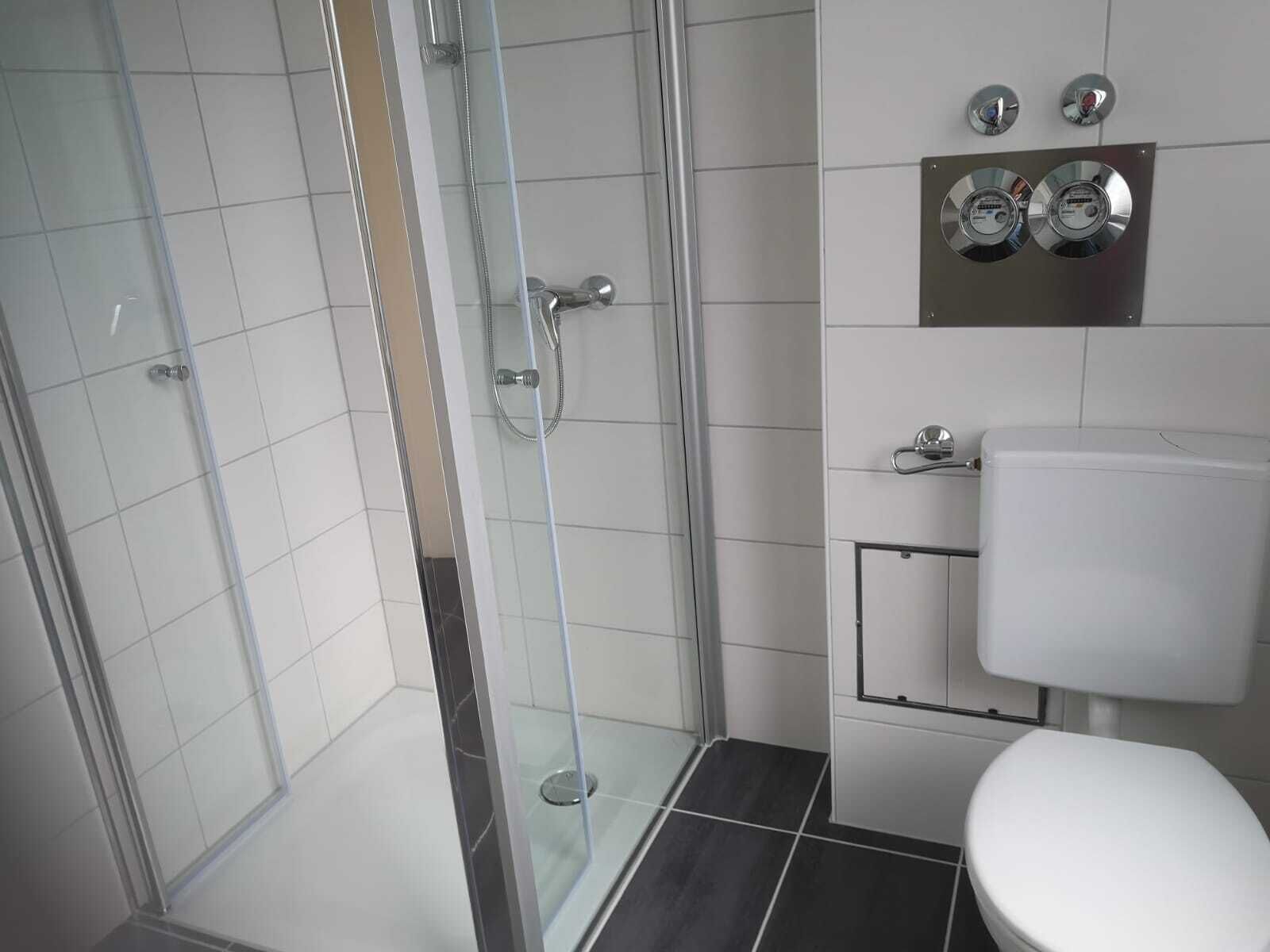 Dusche, Haartrockner, Handtücher, Seife