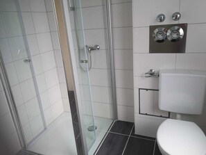 Ducha, secador de pelo, toallas, jabón