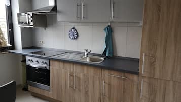 Réfrigérateur, micro-ondes, plaque de cuisson, cafetiÚre/bouilloire