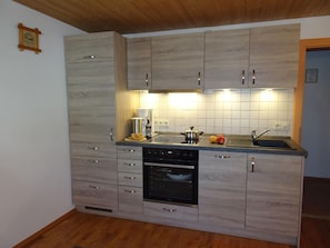 Réfrigérateur, micro-ondes, plaque de cuisson, lave-vaisselle