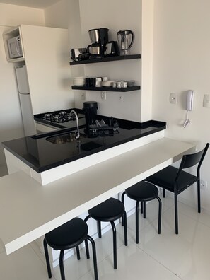 Jääkaappi, mikroaaltouuni, uuni, liesi