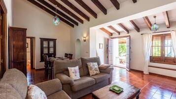 Een televisie, een open haard en een dvd-speler