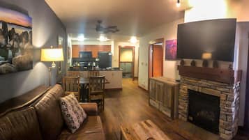 Smart TV, chimenea y libros