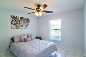 4 bedrooms, iron/ironing board, WiFi, bed sheets - 4/2 BRAND NEW EVERYTHING! Close to GOLF, BEACHES, METS STADIUM! (Port St. Lucie)