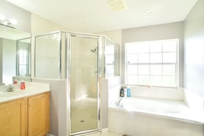 Ensemble douche/baignoire, sèche-cheveux, serviettes fournies, savon