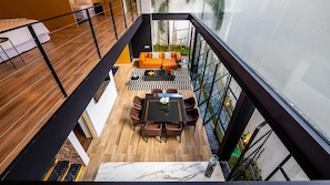 Ein modernes Interieur mit Essbereich, Sofa und Blick ins Freie.
